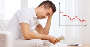 Hausverkäufer sitzt verzweifelt auf seinem Sofa, weil er für seinen angegebenen Kaufpreis kaum Käufer findet.