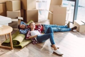 Moderne Wohnsiedlung mit Einfamilienhäusern und grünen Vorgärten bei Sonnenschein